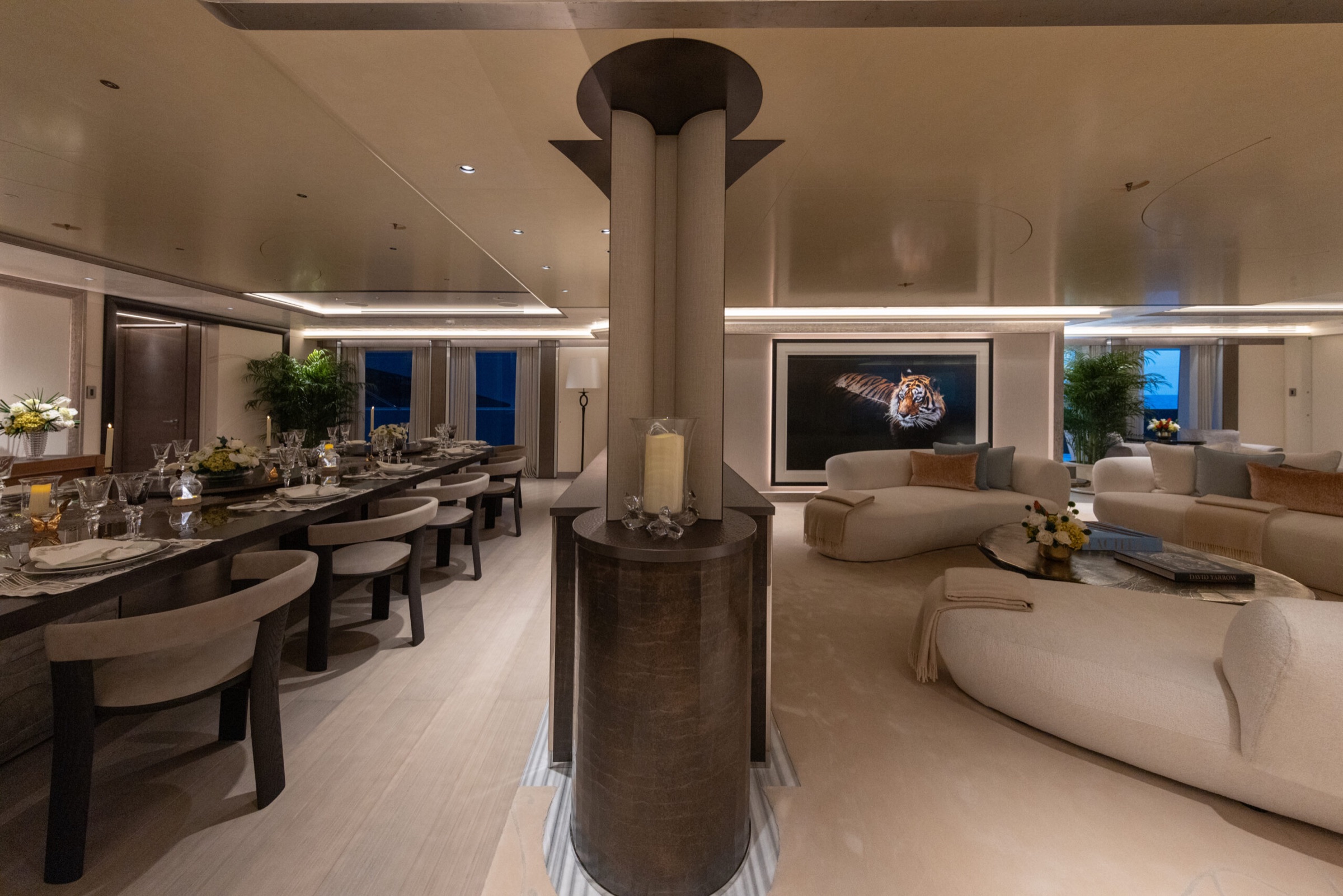 Salon with dining table and curved sofas